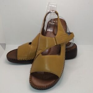 DR. SCHOLL'S Woman’s Dr Scholl’s leather
sandle.